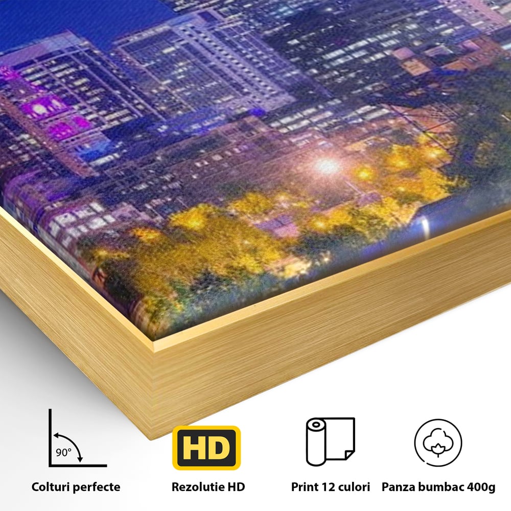 Detaliu al suprafetei: tablou canvas cu peisaj urban nocturn si luna plina, in rama de aluminiu auriu